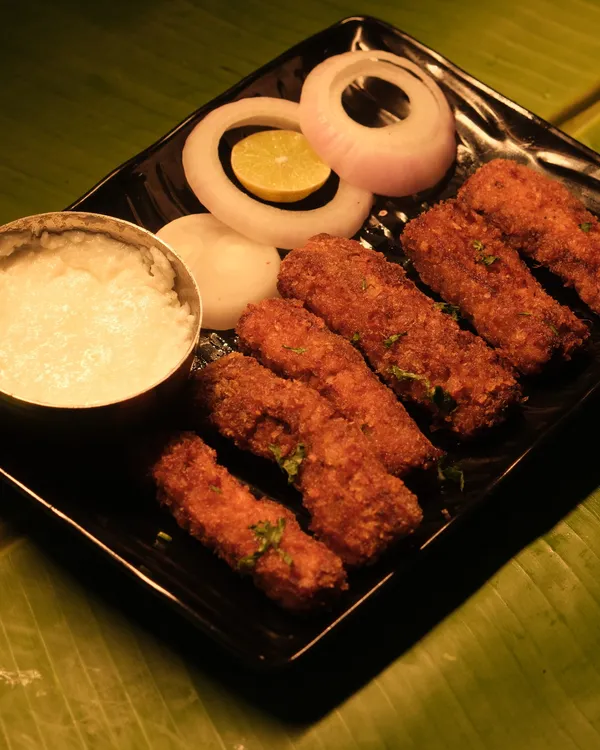 Chettinadu Chicken Starters at Ponnusamy Hotel Egmore arranged on a serving platter